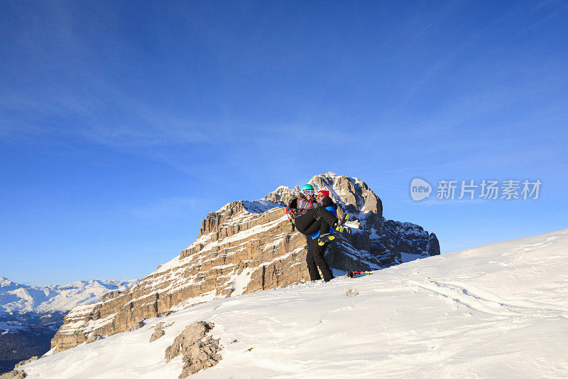 业余冬季运动高山滑雪。一对最好的朋友男人和女人，滑雪者享受阳光明媚的滑雪胜地。高山雪景。意大利阿尔卑斯山脉的白云石意大利，欧洲。麦当娜di Campiglio。